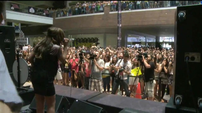 Demi Lovato  Live at Glendale Galleria  in LA for Cambio in HD 05676