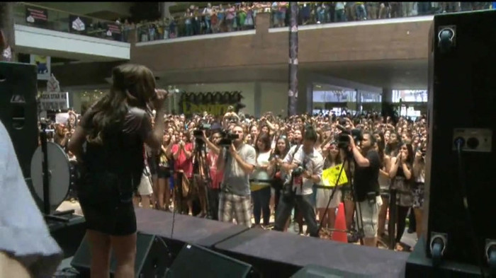 Demi Lovato  Live at Glendale Galleria  in LA for Cambio in HD 05678
