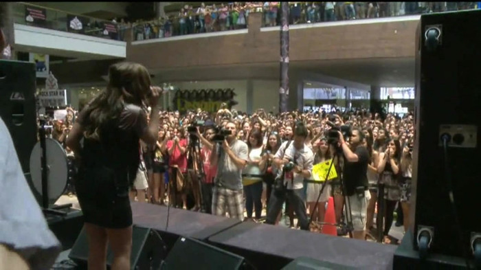 Demi Lovato  Live at Glendale Galleria  in LA for Cambio in HD 05679