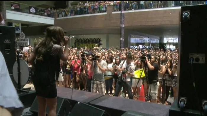Demi Lovato  Live at Glendale Galleria  in LA for Cambio in HD 05680