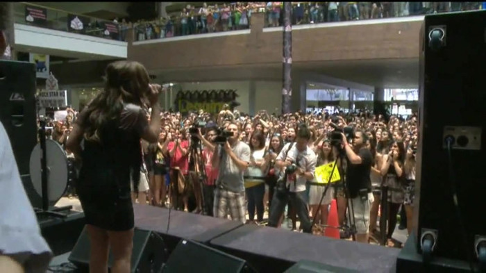 Demi Lovato  Live at Glendale Galleria  in LA for Cambio in HD 05681 - Demilush Live at Glendale Galleria in LA for Cambio Part o11
