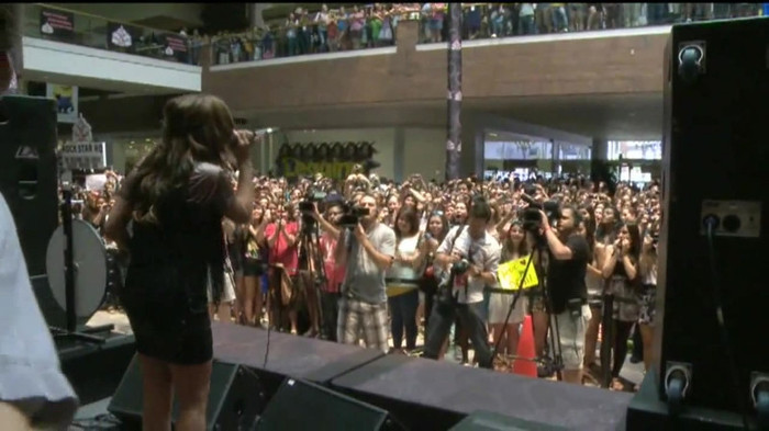 Demi Lovato  Live at Glendale Galleria  in LA for Cambio in HD 05682 - Demilush Live at Glendale Galleria in LA for Cambio Part o11