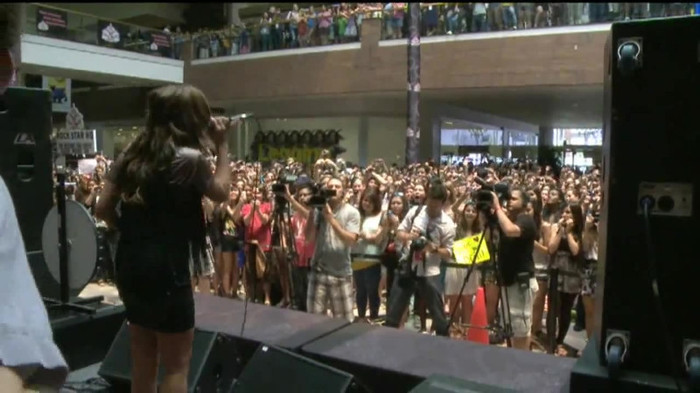Demi Lovato  Live at Glendale Galleria  in LA for Cambio in HD 05683
