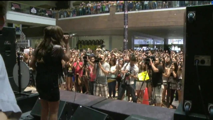 Demi Lovato  Live at Glendale Galleria  in LA for Cambio in HD 05685