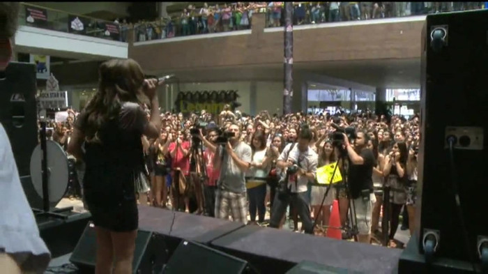 Demi Lovato  Live at Glendale Galleria  in LA for Cambio in HD 05686