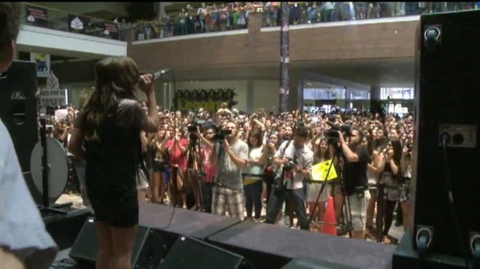 Demi Lovato  Live at Glendale Galleria  in LA for Cambio in HD 05689