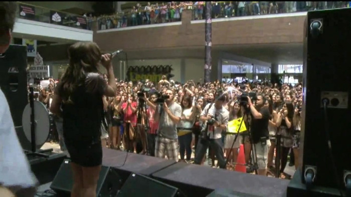 Demi Lovato  Live at Glendale Galleria  in LA for Cambio in HD 05690