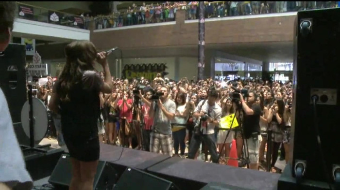 Demi Lovato  Live at Glendale Galleria  in LA for Cambio in HD 05691