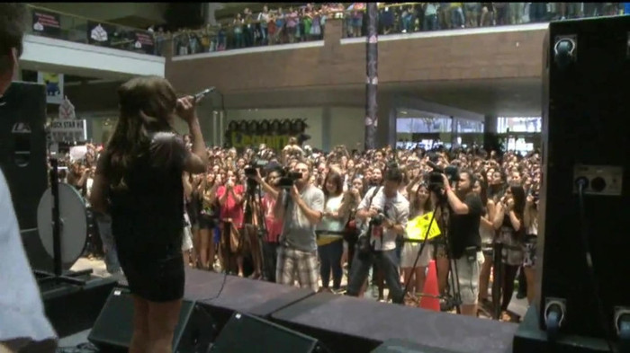 Demi Lovato  Live at Glendale Galleria  in LA for Cambio in HD 05692
