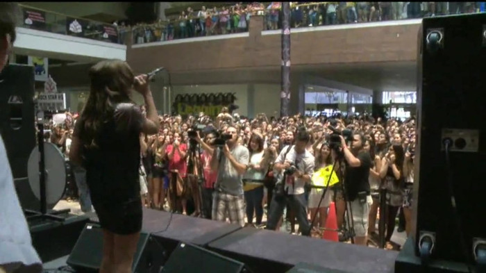 Demi Lovato  Live at Glendale Galleria  in LA for Cambio in HD 05693 Demi Lovato  Live at Glendale Galleria  in LA for Cambio in HD 05693