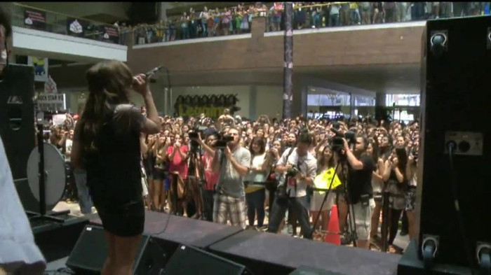 Demi Lovato  Live at Glendale Galleria  in LA for Cambio in HD 05696 Demi Lovato  Live at Glendale Galleria  in LA for Cambio in HD 05696