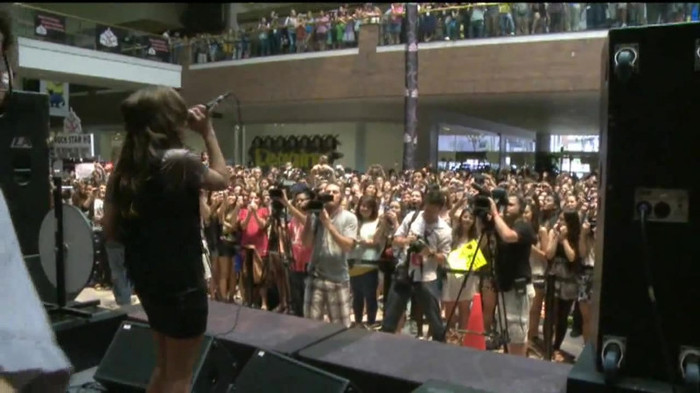 Demi Lovato  Live at Glendale Galleria  in LA for Cambio in HD 05697 Demi Lovato  Live at Glendale Galleria  in LA for Cambio in HD 05697