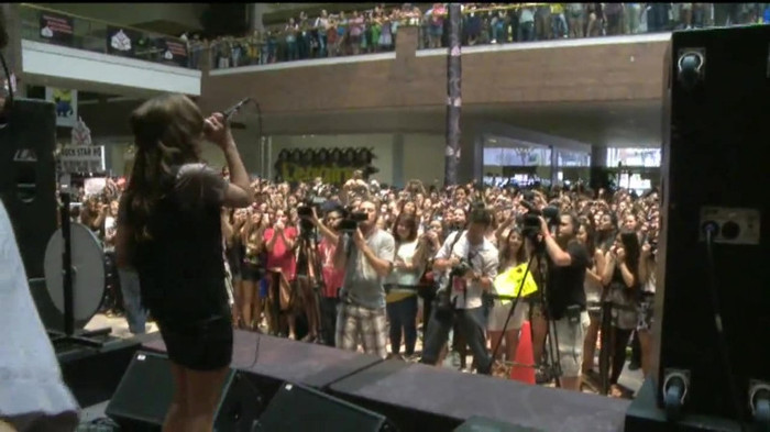 Demi Lovato  Live at Glendale Galleria  in LA for Cambio in HD 05700 Demi Lovato  Live at Glendale Galleria  in LA for Cambio in HD 05700