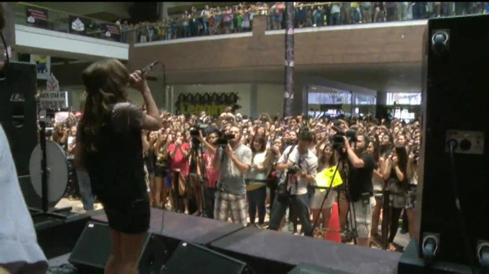 Demi Lovato  Live at Glendale Galleria  in LA for Cambio in HD 05701 Demi Lovato  Live at Glendale Galleria  in LA for Cambio in HD 05701