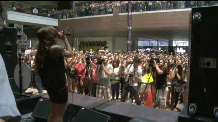 Demi Lovato  Live at Glendale Galleria  in LA for Cambio in HD 05702 Demi Lovato  Live at Glendale Galleria  in LA for Cambio in HD 05702