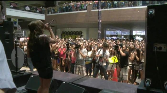 Demi Lovato  Live at Glendale Galleria  in LA for Cambio in HD 05703 Demi Lovato  Live at Glendale Galleria  in LA for Cambio in HD 05703