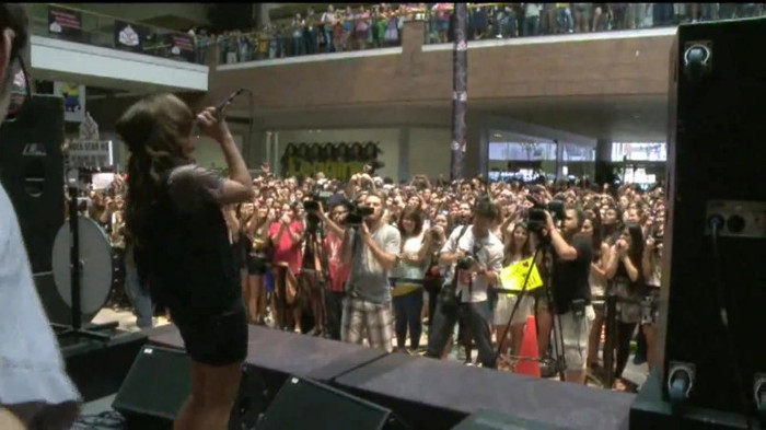 Demi Lovato  Live at Glendale Galleria  in LA for Cambio in HD 05710 Demi Lovato  Live at Glendale Galleria  in LA for Cambio in HD 05710