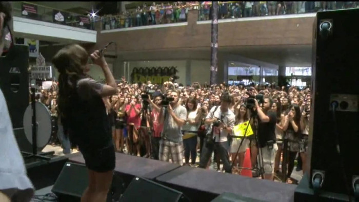 Demi Lovato  Live at Glendale Galleria  in LA for Cambio in HD 05711 Demi Lovato  Live at Glendale Galleria  in LA for Cambio in HD 05711