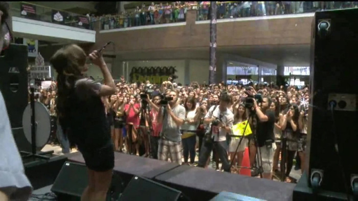 Demi Lovato  Live at Glendale Galleria  in LA for Cambio in HD 05712 Demi Lovato  Live at Glendale Galleria  in LA for Cambio in HD 05712