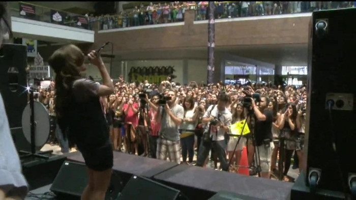 Demi Lovato  Live at Glendale Galleria  in LA for Cambio in HD 05713 Demi Lovato  Live at Glendale Galleria  in LA for Cambio in HD 05713