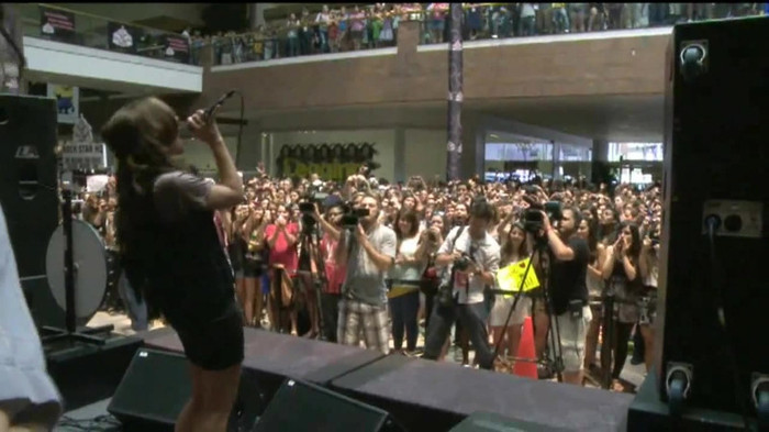 Demi Lovato  Live at Glendale Galleria  in LA for Cambio in HD 05715 Demi Lovato  Live at Glendale Galleria  in LA for Cambio in HD 05715