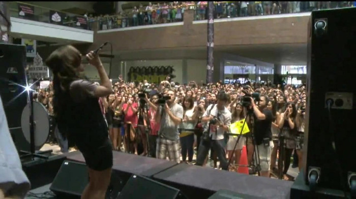 Demi Lovato  Live at Glendale Galleria  in LA for Cambio in HD 05716 Demi Lovato  Live at Glendale Galleria  in LA for Cambio in HD 05716