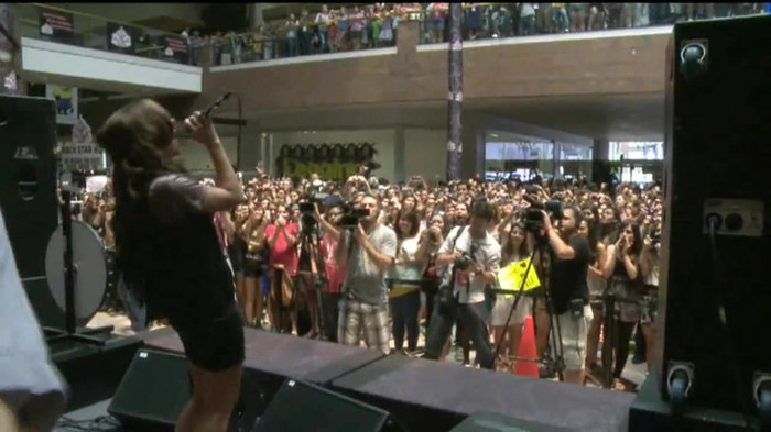 Demi Lovato  Live at Glendale Galleria  in LA for Cambio in HD 05717 Demi Lovato  Live at Glendale Galleria  in LA for Cambio in HD 05717