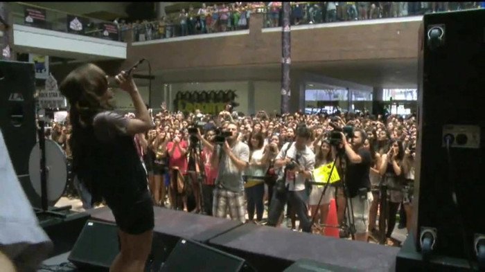 Demi Lovato  Live at Glendale Galleria  in LA for Cambio in HD 05718 Demi Lovato  Live at Glendale Galleria  in LA for Cambio in HD 05718