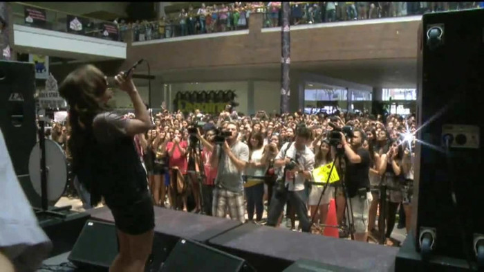 Demi Lovato  Live at Glendale Galleria  in LA for Cambio in HD 05720 Demi Lovato  Live at Glendale Galleria  in LA for Cambio in HD 05720