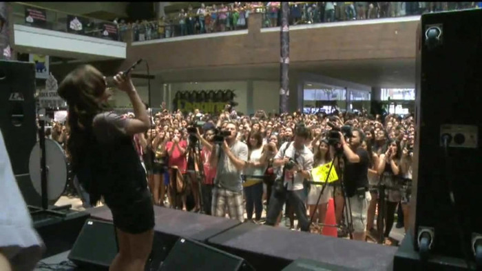 Demi Lovato  Live at Glendale Galleria  in LA for Cambio in HD 05721 Demi Lovato  Live at Glendale Galleria  in LA for Cambio in HD 05721