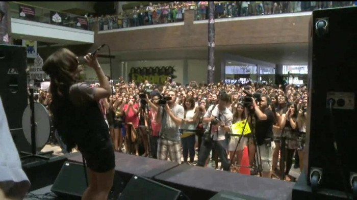 Demi Lovato  Live at Glendale Galleria  in LA for Cambio in HD 05722 Demi Lovato  Live at Glendale Galleria  in LA for Cambio in HD 05722