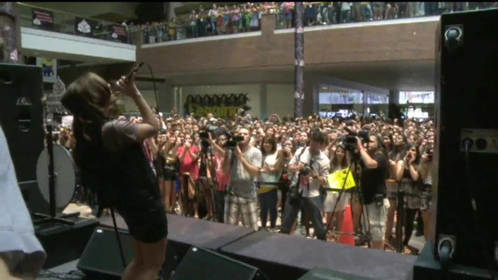 Demi Lovato  Live at Glendale Galleria  in LA for Cambio in HD 05727 Demi Lovato  Live at Glendale Galleria  in LA for Cambio in HD 05727