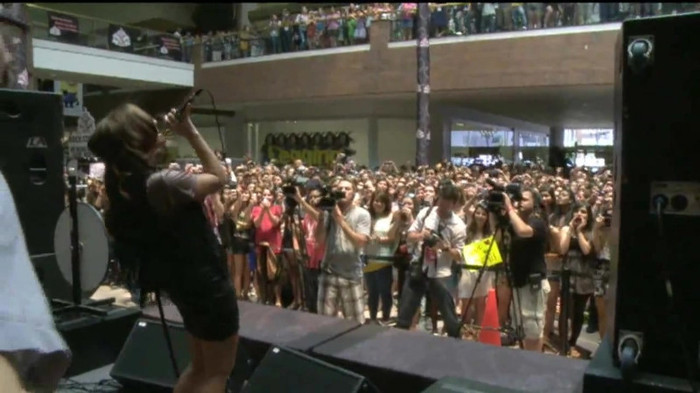 Demi Lovato  Live at Glendale Galleria  in LA for Cambio in HD 05728 Demi Lovato  Live at Glendale Galleria  in LA for Cambio in HD 05728