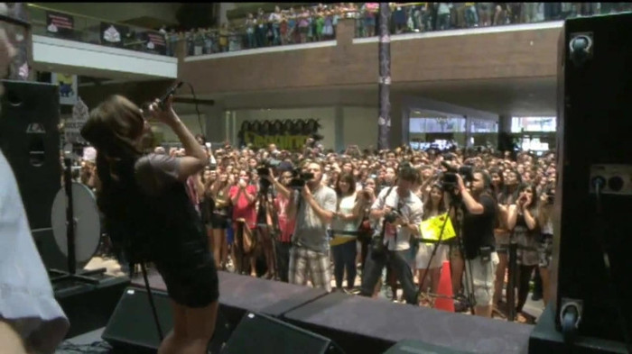 Demi Lovato  Live at Glendale Galleria  in LA for Cambio in HD 05730 Demi Lovato  Live at Glendale Galleria  in LA for Cambio in HD 05730