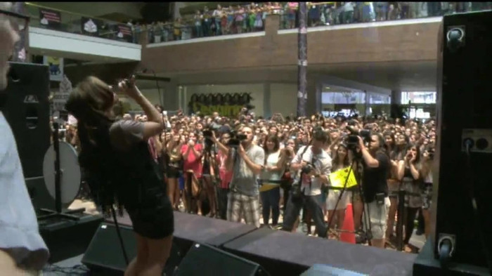 Demi Lovato  Live at Glendale Galleria  in LA for Cambio in HD 05732 Demi Lovato  Live at Glendale Galleria  in LA for Cambio in HD 05732