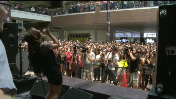 Demi Lovato  Live at Glendale Galleria  in LA for Cambio in HD 05733 Demi Lovato  Live at Glendale Galleria  in LA for Cambio in HD 05733
