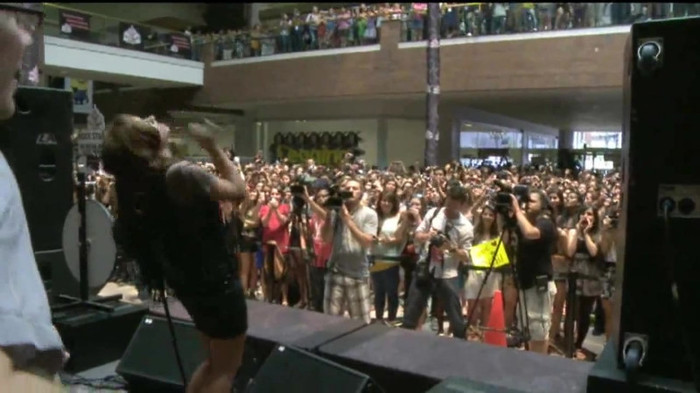 Demi Lovato  Live at Glendale Galleria  in LA for Cambio in HD 05736 Demi Lovato  Live at Glendale Galleria  in LA for Cambio in HD 05736