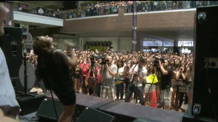 Demi Lovato  Live at Glendale Galleria  in LA for Cambio in HD 05737 Demi Lovato  Live at Glendale Galleria  in LA for Cambio in HD 05737