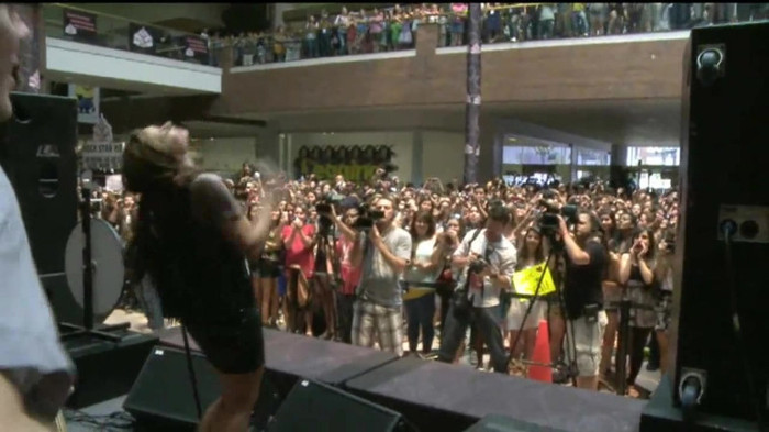 Demi Lovato  Live at Glendale Galleria  in LA for Cambio in HD 05739 Demi Lovato  Live at Glendale Galleria  in LA for Cambio in HD 05739