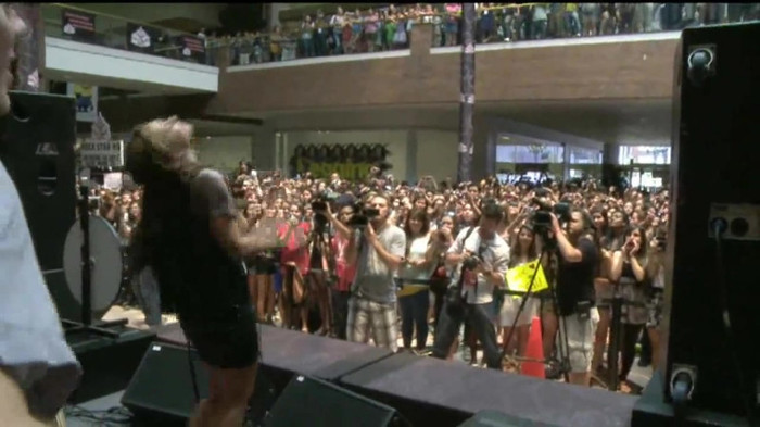 Demi Lovato  Live at Glendale Galleria  in LA for Cambio in HD 05740 Demi Lovato  Live at Glendale Galleria  in LA for Cambio in HD 05740