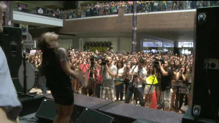 Demi Lovato  Live at Glendale Galleria  in LA for Cambio in HD 05741 Demi Lovato  Live at Glendale Galleria  in LA for Cambio in HD 05741