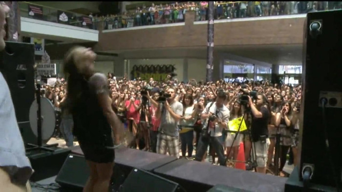 Demi Lovato  Live at Glendale Galleria  in LA for Cambio in HD 05742 Demi Lovato  Live at Glendale Galleria  in LA for Cambio in HD 05742