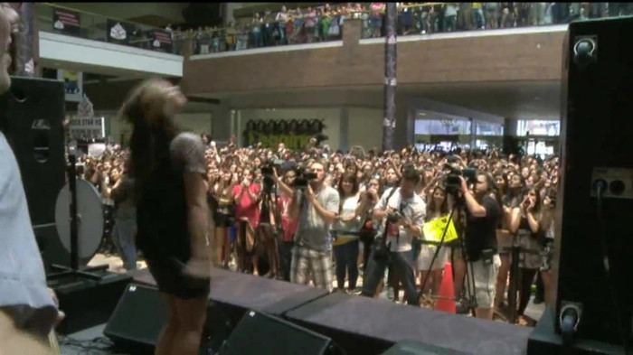 Demi Lovato  Live at Glendale Galleria  in LA for Cambio in HD 05744 Demi Lovato  Live at Glendale Galleria  in LA for Cambio in HD 05744
