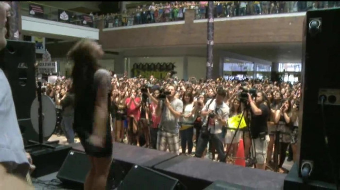 Demi Lovato  Live at Glendale Galleria  in LA for Cambio in HD 05745 Demi Lovato  Live at Glendale Galleria  in LA for Cambio in HD 05745