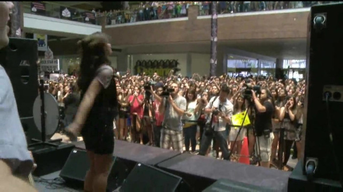 Demi Lovato  Live at Glendale Galleria  in LA for Cambio in HD 05749 Demi Lovato  Live at Glendale Galleria  in LA for Cambio in HD 05749