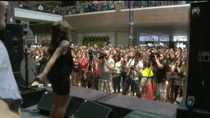 Demi Lovato  Live at Glendale Galleria  in LA for Cambio in HD 05751 Demi Lovato  Live at Glendale Galleria  in LA for Cambio in HD 05751