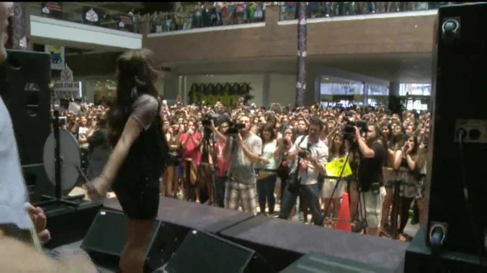 Demi Lovato  Live at Glendale Galleria  in LA for Cambio in HD 05755 Demi Lovato  Live at Glendale Galleria  in LA for Cambio in HD 05755