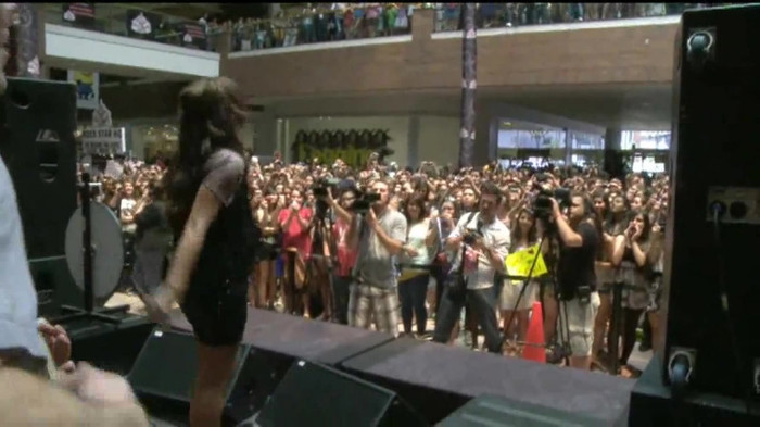Demi Lovato  Live at Glendale Galleria  in LA for Cambio in HD 05756 Demi Lovato  Live at Glendale Galleria  in LA for Cambio in HD 05756