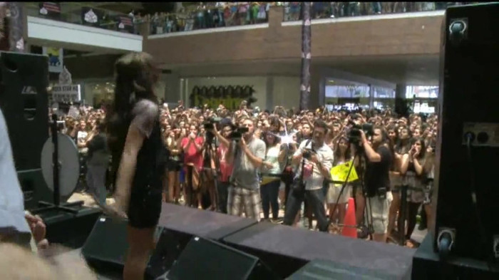 Demi Lovato  Live at Glendale Galleria  in LA for Cambio in HD 05757 Demi Lovato  Live at Glendale Galleria  in LA for Cambio in HD 05757