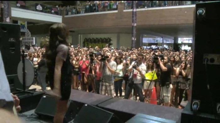 Demi Lovato  Live at Glendale Galleria  in LA for Cambio in HD 05758 Demi Lovato  Live at Glendale Galleria  in LA for Cambio in HD 05758